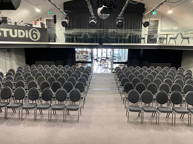 Studio 6 Maidstone - Hall view from front
